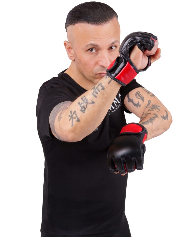 Sifu Hassan Mahamid mit MMA-Handschuhen in Kampfhaltung