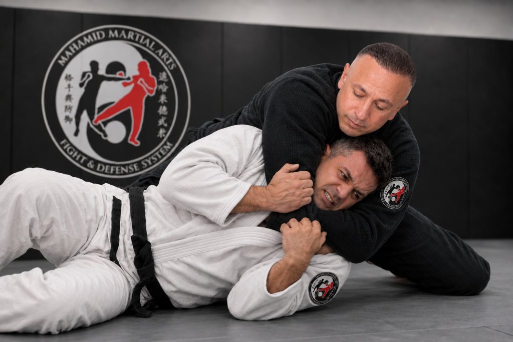 Sifu Hassan Mahamid beim Brazilian-Jiu-Jitsu-Training am Boden